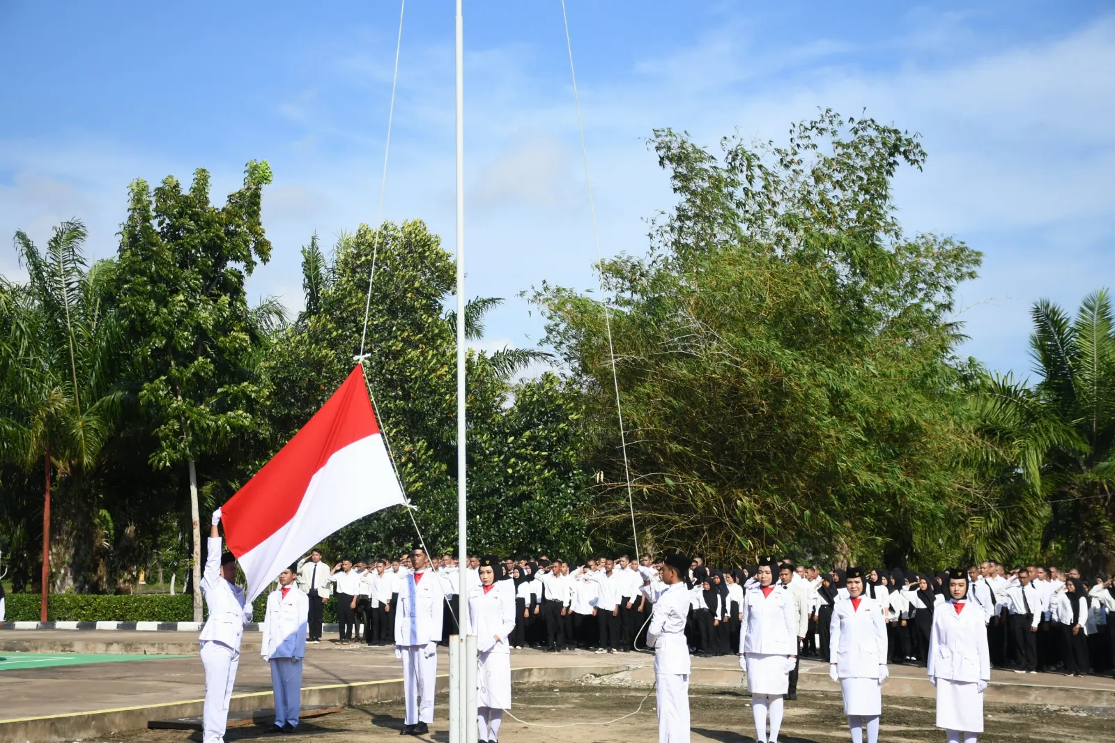 Politap Holds 79th Indonesian Independence Day Ceremony, Director Awards Outstanding Students