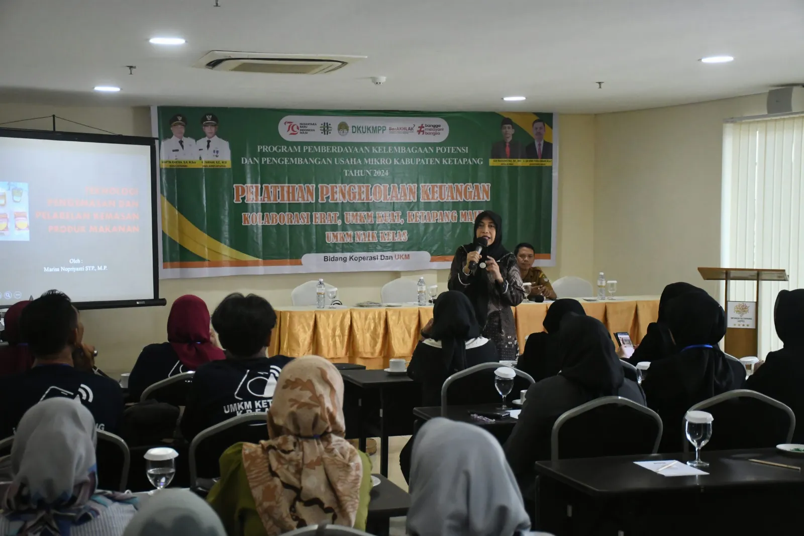 Politap Lecturer Provides Product Packaging Training to Ketapang MSMEs