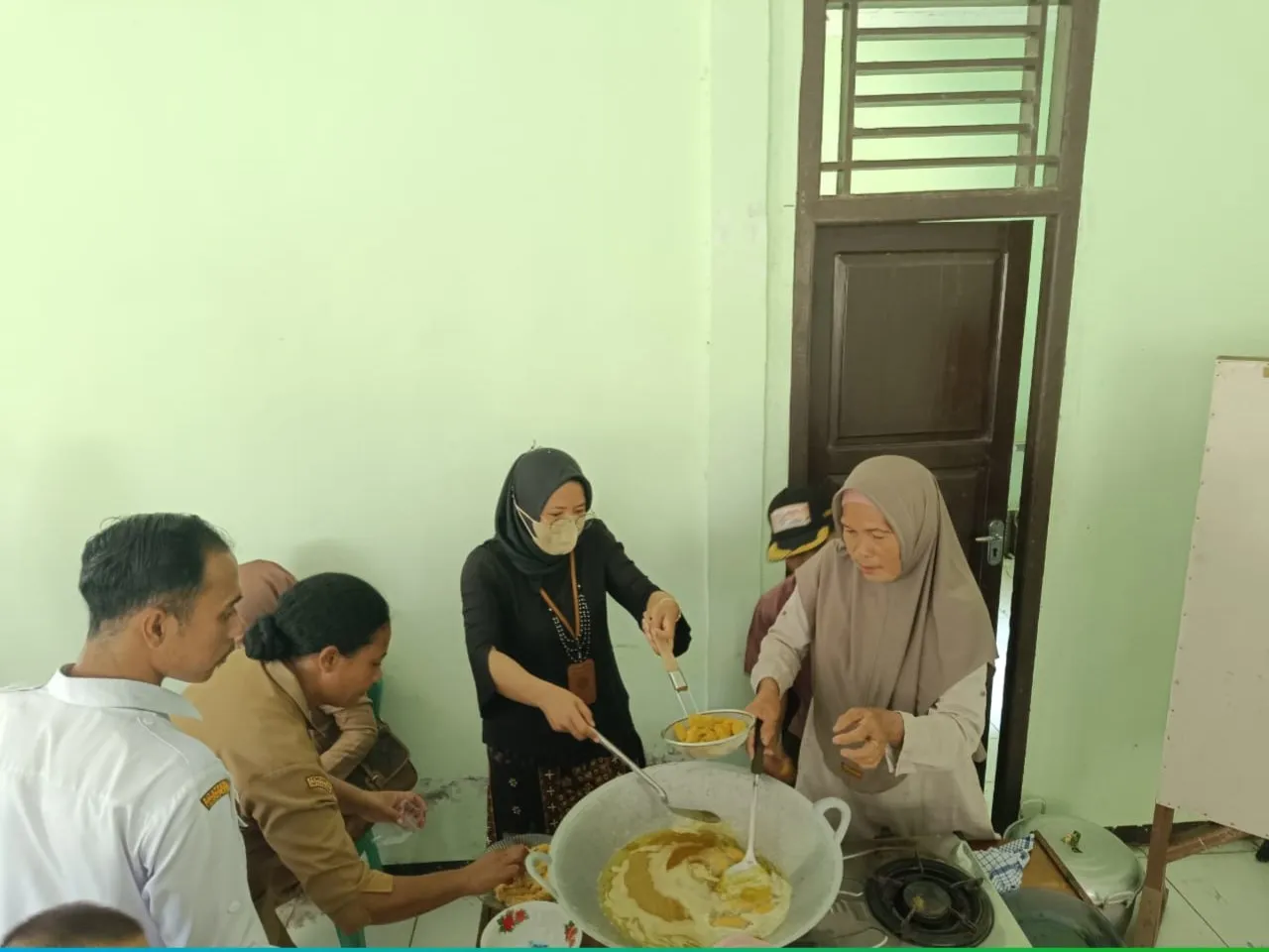Agroindustry Lecturer Conducts Training on Local Resource-Based Food Processing Business Development