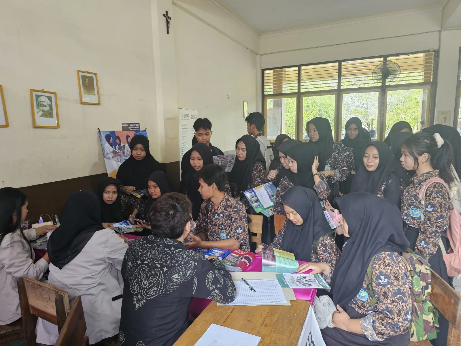 Stand POLITAP di Edufair SMA St. Yohanes Ramai Dikunjungi Siswa/i dari Berbagai Sekolah Menengah