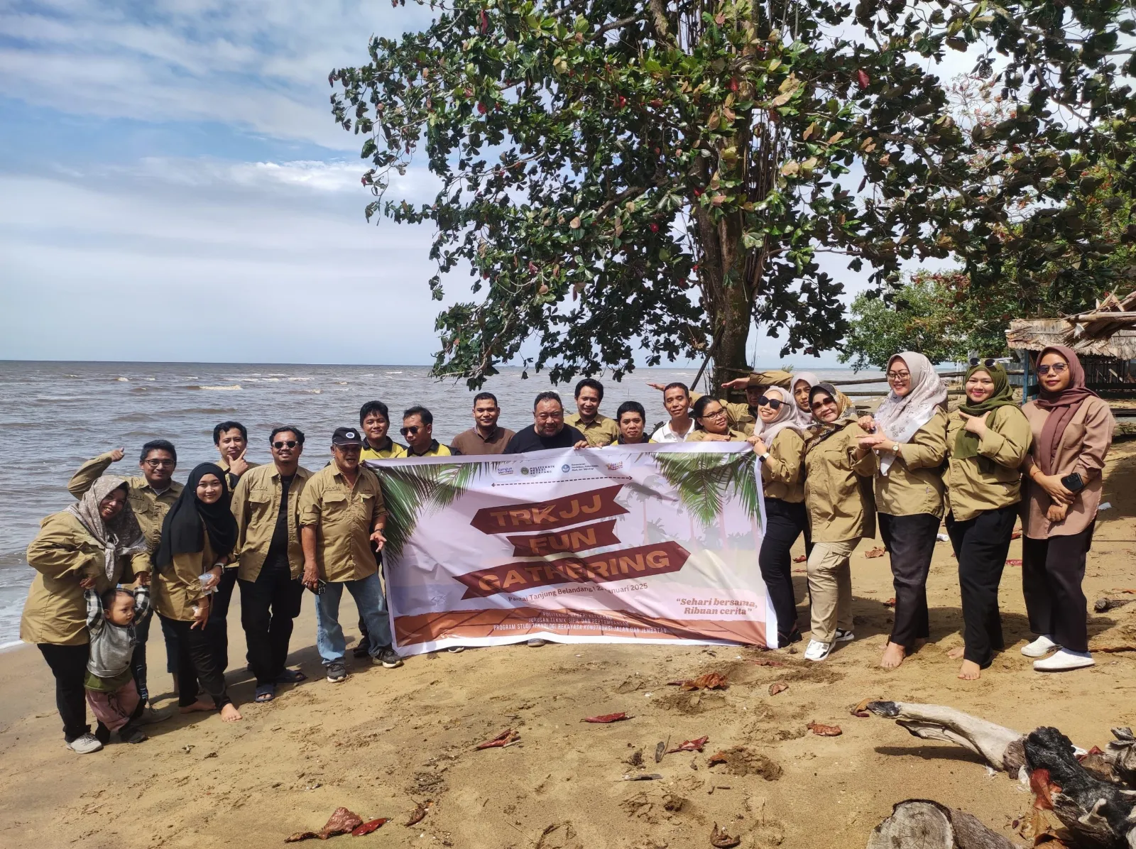 Mengintip Kebersamaan dan Keceriaan Keluarga Besar Prodi TRKJJ dalam Kegiatan “TRKJJ Fun Gathering” di Pantai Tanjung Belandang