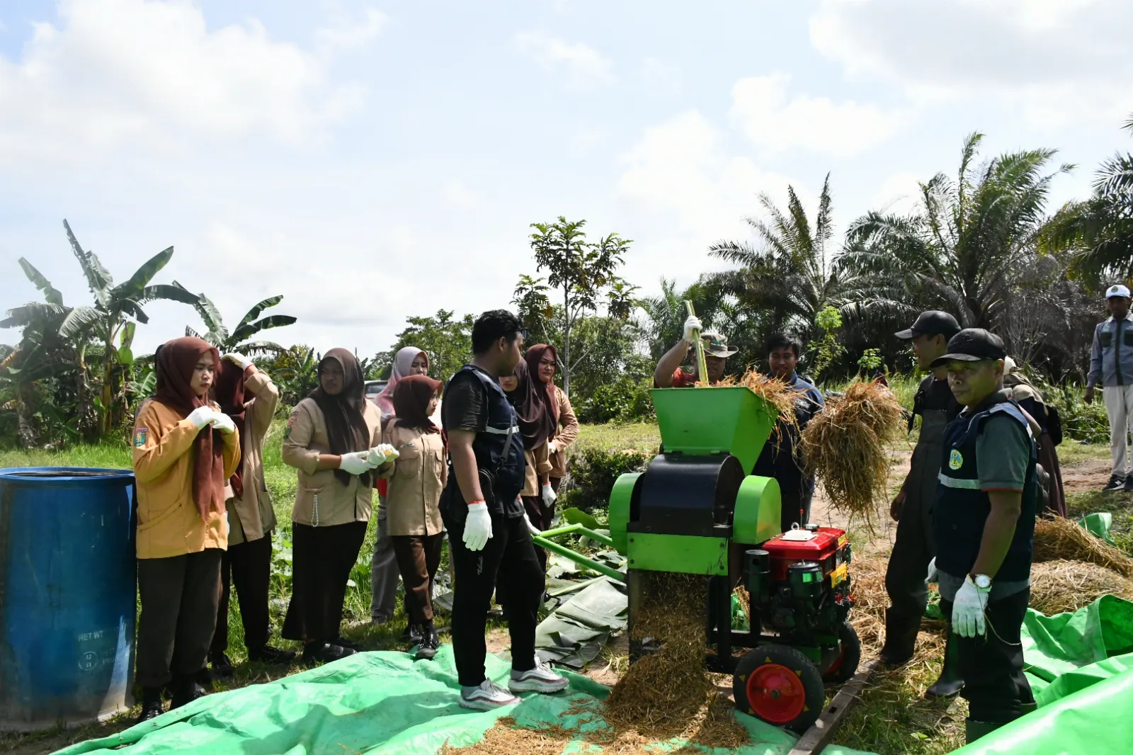 Pengabdian Kepada Masyarakat: Politap Adakan Pelatihan Pembuatan Kompos bagi Kelompok Tani Putra Mandiri di Desa Tempurukan