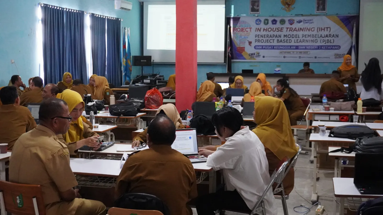 Dosen TI Politap Latih Guru SMKN 2 Ketapang dalam Penerapan Project Based Learning