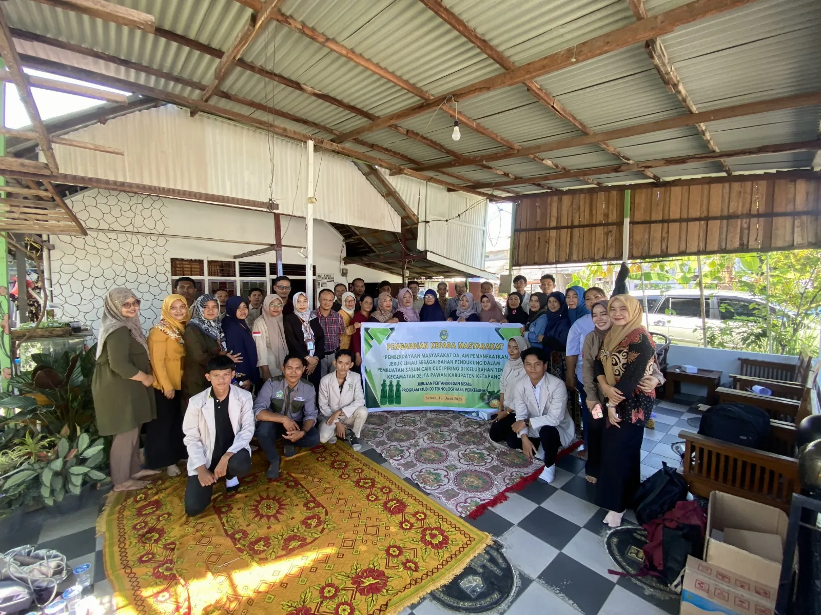 Politap Gelar Kegiatan PKM, Manfaatkan Jeruk Limau untuk Sabun Cuci Piring
