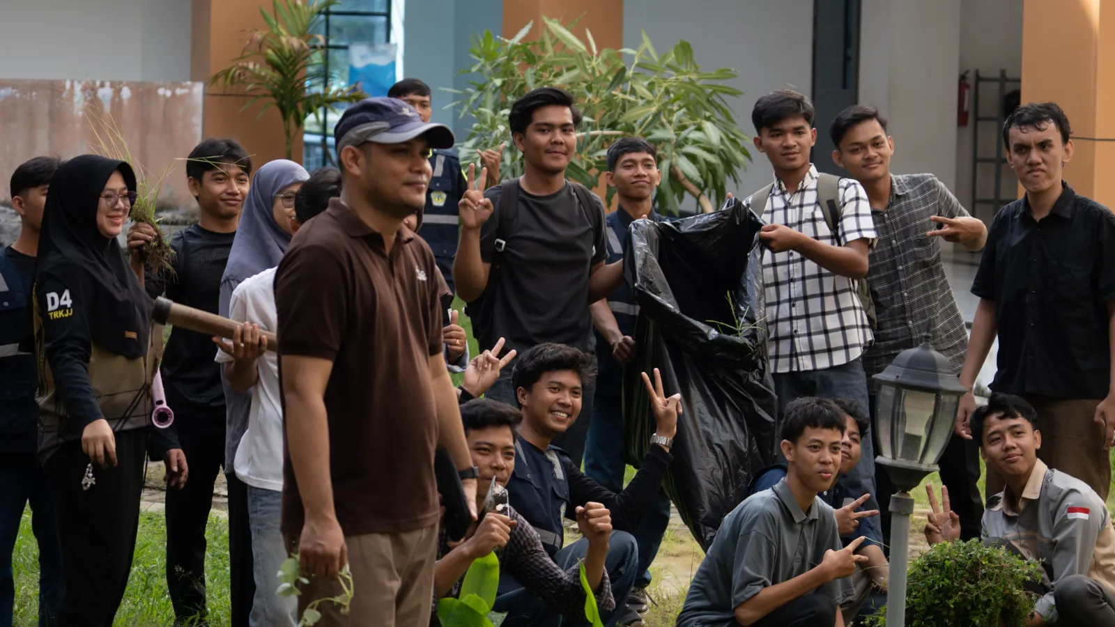 Wujudkan Lingkungan Kampus Bersih dan Nyaman, Politap Adakan Gotong Royong Sambut VEHD 2026